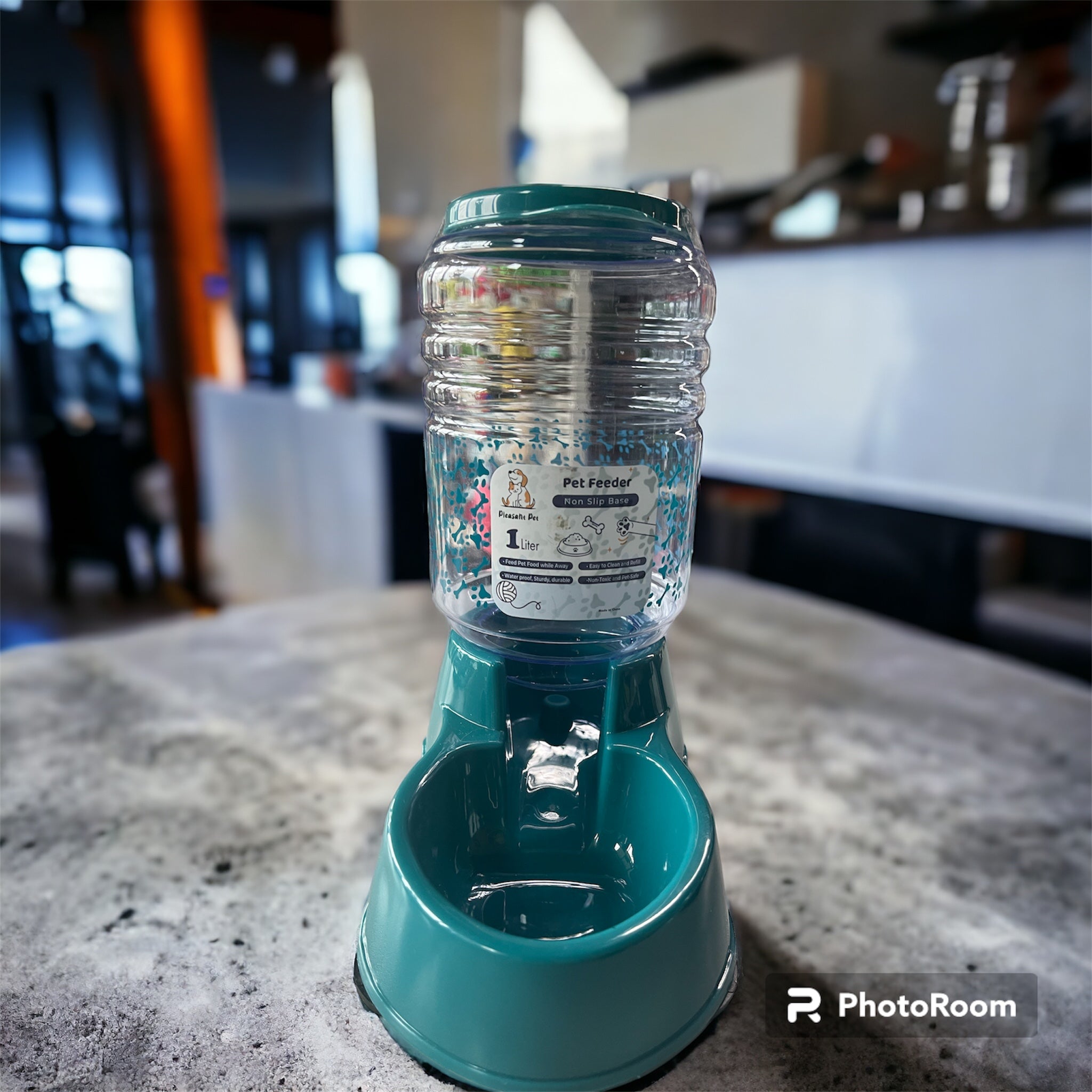 pet feeder non slip base easy to clean and refill size 1 L